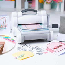 Kit iniziale Sizzix Big Shot per fustellatura e goffratura manuale (15,2  cm), per realizzare biglietti, lavori con la carta, scrapbooking, stencil e  altro, bianco/grigio, taglia unica : : Videogiochi